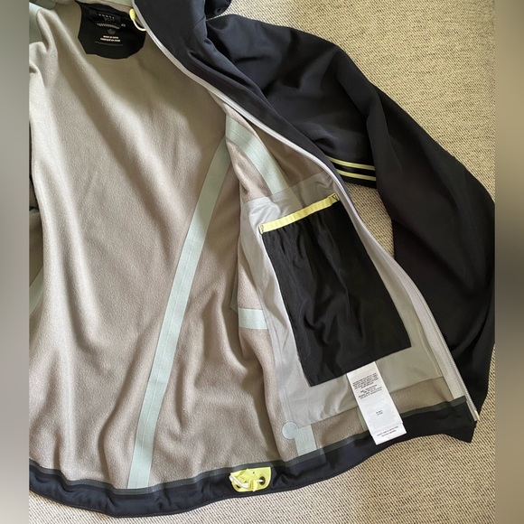 Women’s Mountain Hardwear Trinity Dry-Q waterproof Jacket - small - Picture 7 of 9